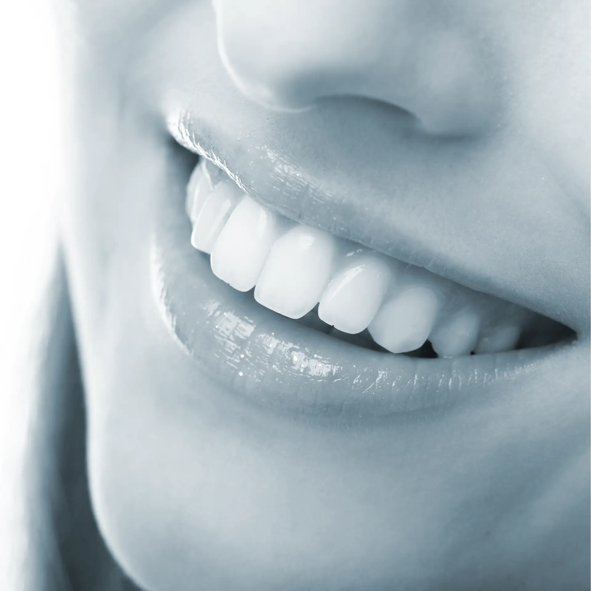 Eine Nahaufnahme von strahlend weißen Zähnen